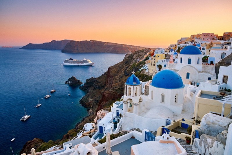 Crucero por el Mediterráneo con Santorini al fondo