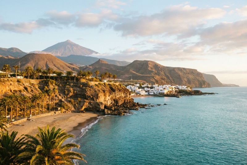 Costa de las Islas Canarias con el Teide al fondo
