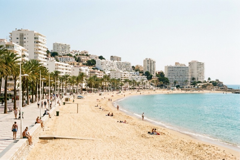 Paseo marítimo y playa de un pueblo costero mediterráneo en España
